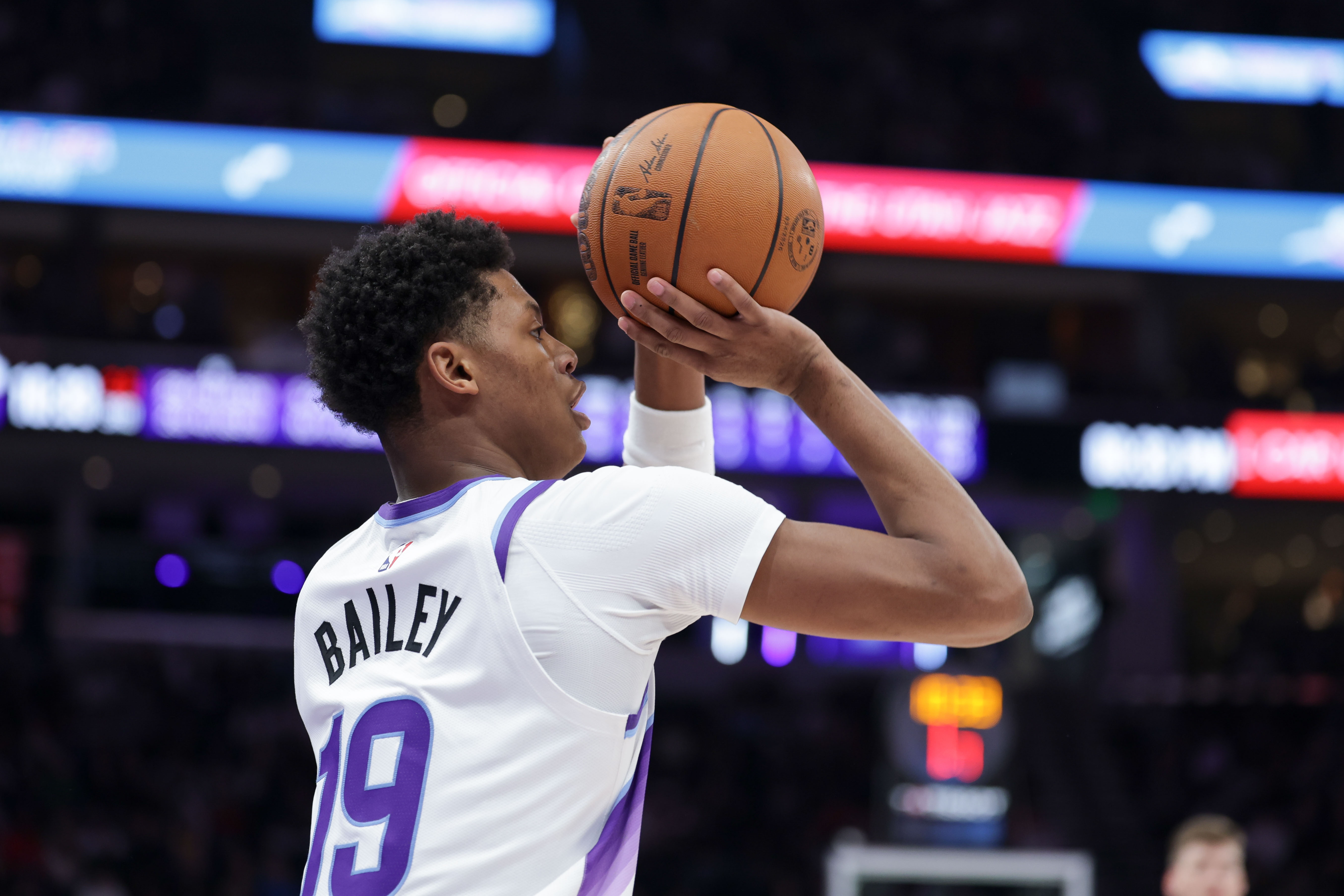 华体会体育app-状态起伏大！5号秀贝利半场9中3拿8分1板 次节4中0