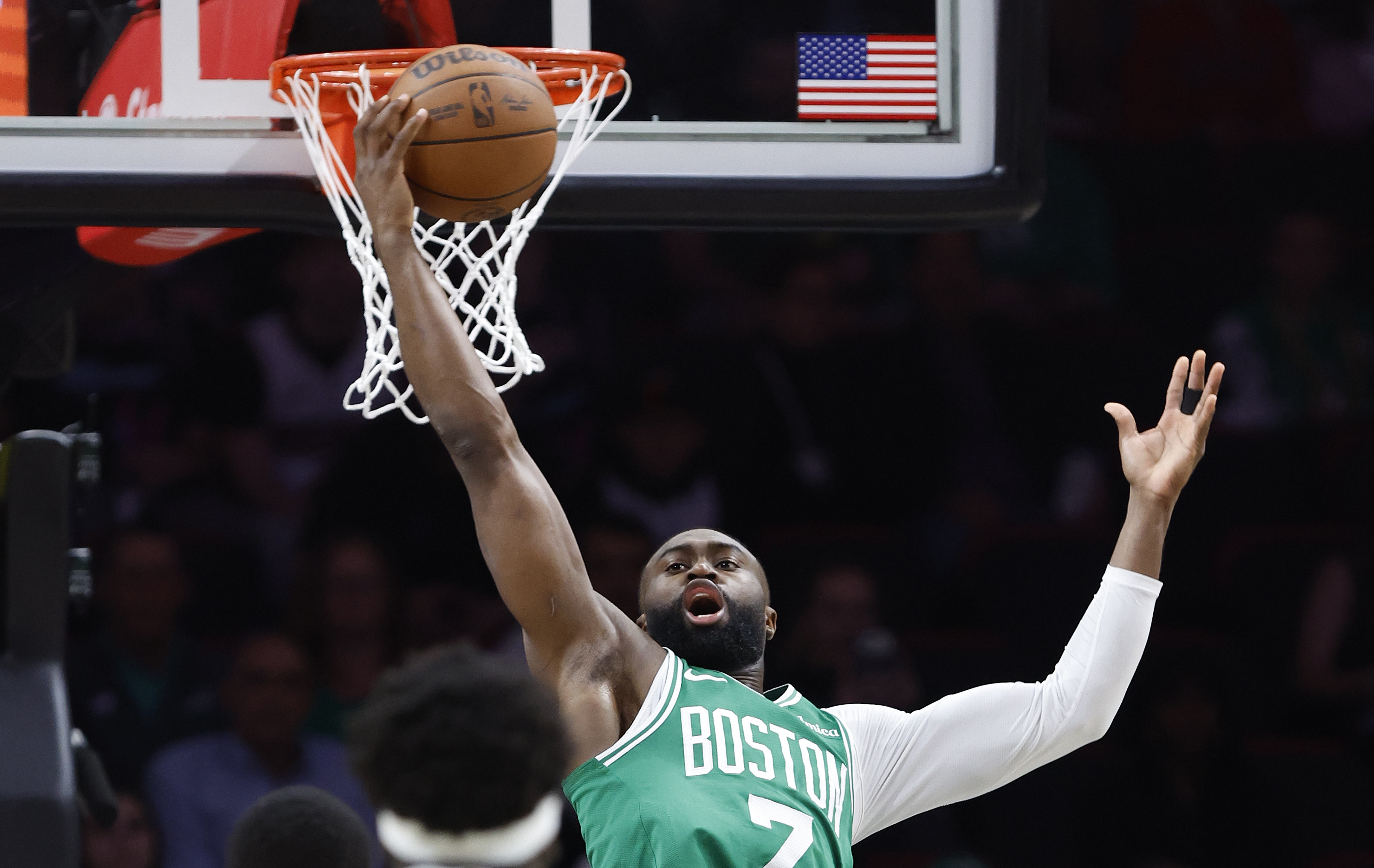 华体会体育下载-火力全开！杰伦·布朗半场15投7中&amp;三分3中2 拿下17分9板1助1断